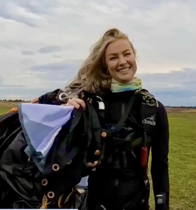 Insiden itu terjadi pada 27 April lalu di Shotton Colliery, County Durham, ketika Damarell melompat dari ketinggian 15.500 kaki dan sengaja tidak membuka parasutnya. Menurut hasil penyelidikan, wanita 32 tahun itu juga mematikan perangkat otomatis yang seharusnya dapat membuka parasut jika penerjun tidak melakukannya secara manual. Foto: dok. Facebook/Jade Damarell