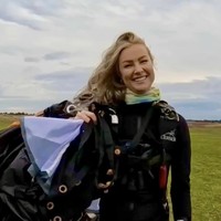 Insiden itu terjadi pada 27 April lalu di Shotton Colliery, County Durham, ketika Damarell melompat dari ketinggian 15.500 kaki dan sengaja tidak membuka parasutnya. Menurut hasil penyelidikan, wanita 32 tahun itu juga mematikan perangkat otomatis yang seharusnya dapat membuka parasut jika penerjun tidak melakukannya secara manual. Foto: dok. Facebook/Jade Damarell