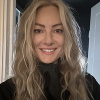 Seorang teman dekat mereka mengatakan kepada Daily Mail bahwa keduanya sangat dekat dan hampir tak terpisahkan. Malam sebelum Jade meninggal, Ben mengakhiri hubungan mereka. Keesokan harinya, saat Ben bekerja, Jade melakukan lompatan terakhirnya. Foto: dok. Facebook/Jade Damarell