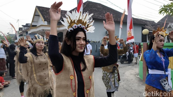 Jalan sehat dan parade budaya HUT RI di Sidoarjo.