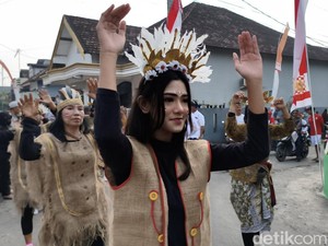 Meriahnya Jalan Sehat Berkostum dan Parade Budaya HUT RI di Porong