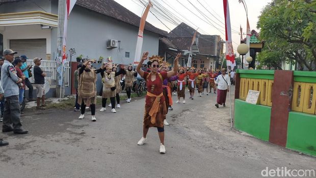 Jalan sehat dan parade budaya HUT RI di Sidoarjo.