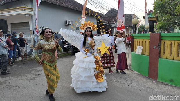 Jalan sehat dan parade budaya HUT RI di Sidoarjo.