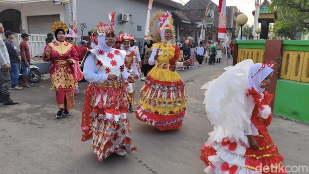Jalan sehat dan parade budaya HUT RI di Sidoarjo.
