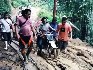 Momen Jenazah Tukang Ojek di Gorontalo Dibonceng Motor gegara Jalan Rusak