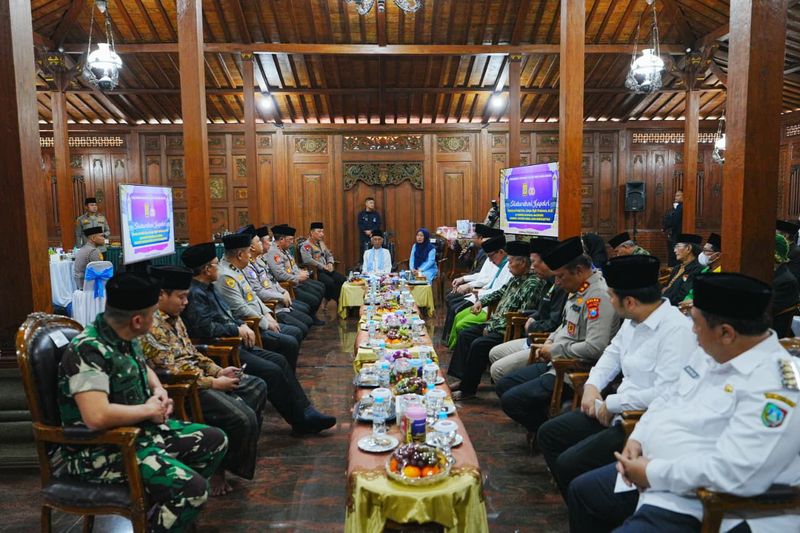 Kakorlantas Polri Irjen Agus Suryonugroho mendampingi Kapolri Jenderal Listyo Sigit Prabowo bersilaturahmi ke Ponpes Majma'al Bahroin Hubbul Wathon Minal Iman Shiddiqiyyah di Ploso, Jombang, Rabu (20/8/2025).