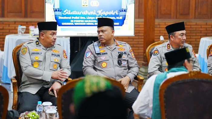 Kakorlantas Polri Irjen Agus Suryonugroho mendampingi Kapolri Jenderal Listyo Sigit Prabowo bersilaturahmi ke Ponpes Majma’al Bahroin Hubbul Wathon Minal Iman Shiddiqiyyah di Ploso, Jombang, Rabu (20/8/2025).