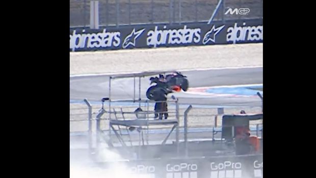 Kameramen MotoGP nyaris jadi korban motor 'terbang' Pedro Acosta