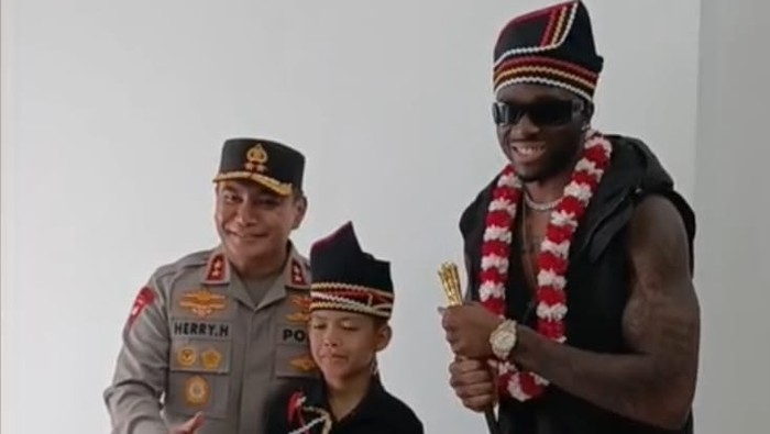 Kapodla Riau Irjen Herry Heryawan, Dikha bocah Pacu Jalur, dan rapper Melly Mike di Gedung Sport Center, Kuansing, Minggu (24/8/2025).