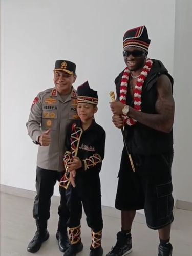 Kapodla Riau Irjen Herry Heryawan, Dikha bocah Pacu Jalur, dan rapper Melly Mike di Gedung Sport Center, Kuansing, Minggu (24/8/2025).
