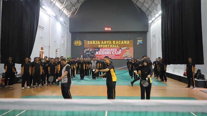 Kapolres Kediri AKBP Bramastyo Priaji secara resmi membuka Badminton Tournament Kapolres Kediri Cup 2025