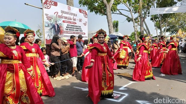 Karnaval di Desa Karangsari, Kecamatan Sukodono, Lumajang