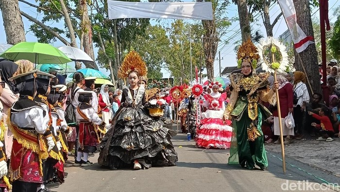 Karnaval di Desa Karangsari, Kecamatan Sukodono, Lumajang