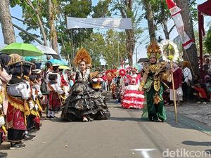 Karnaval Seni dan Budaya HUT ke-80 RI Disambut Meriah Warga Lumajang