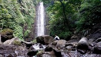 Coban Cakung terletak di Desa Cembor, Kecamatan Pacet, Kabupaten Mojokerto.