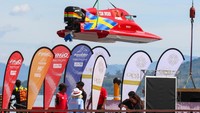 Sejumlah kru tampak sibuk mempersiapkan perahu motor super cepat, memastikan kesiapan jelang perlombaan internasional ini. ANTARA FOTO/Fransisco Carolio