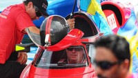 Pembalap dari tim Swedia, Jonas Andersson (tengah) berada di dalam perahu motornya jelang Kejuaraan Dunia Perahu Motor F1 Powerboat (F1H2O) 2025 di Danau Toba, Balige, Sumatera Utara, Minggu (24/8/2025). ANTARA FOTO/Fransisco Carolio
