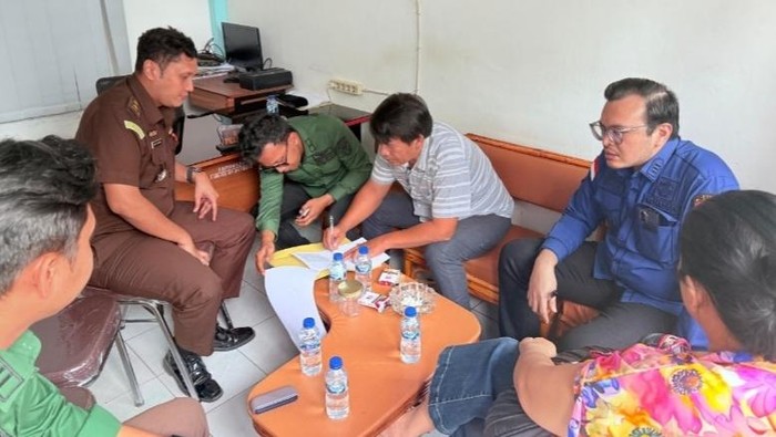 Ketua DPC PDIP Toba Mangatas Silaen (kemeja putih) ditahan oleh Kejari Toba. (Dok. Kejari Toba)