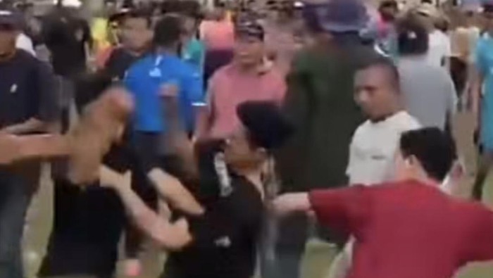 Turnamen sepakbola di Kabupaten Konawe Selatan (Konsel), Sulawesi Tenggara (Sultra) ricuh gegara suporter saling lempar sindiran hingga masuk ke lapangan.