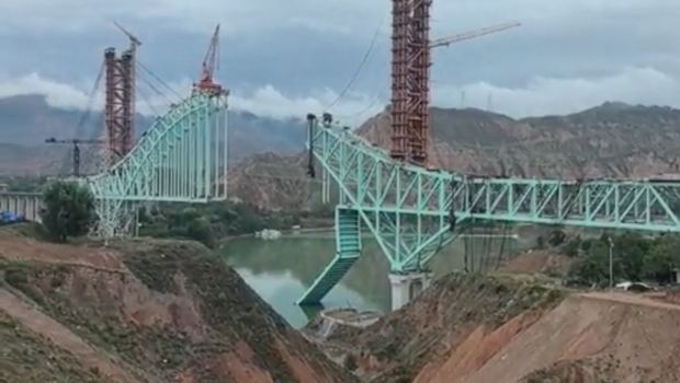 Kondisi konstruksi jembatan di jalur Qinghai dari Jalur Kereta Api Sichuan-Qinghai di Provinsi Qinghai. (Tangakapan Layar Video/REUTERS)