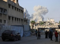 Kota Gaza Diselimuti Asap Setelah Serangan Israel