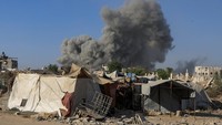Aktivitas warga sehari-hari terganggu, banyak yang terpaksa meninggalkan rumah sementara untuk mencari perlindungan. REUTERS/Dawoud Abu Alkas