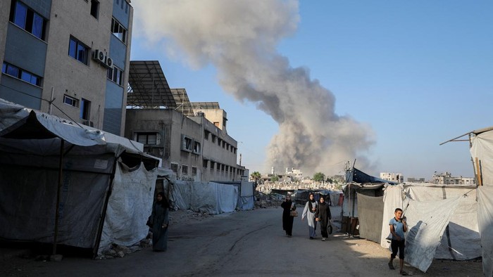 Kota Gaza Diselimuti Asap Setelah Serangan Israel Kota Gaza dilanda kepulan asap menyusul serangan udara yang dilancarkan Israel, Minggu (24/8/2025). Warga Palestina terlihat berjalan di tengah debu dan asap tebal yang menutupi jalan-jalan utama kota, menciptakan pemandangan dramatis dan penuh kecemasan. REUTERS/Dawoud Abu Alkas