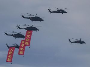 Langit Beijing Dipenuhi Jet Tempur J-15 dan KJ-600 Saat Gladi Resik Parade Militer