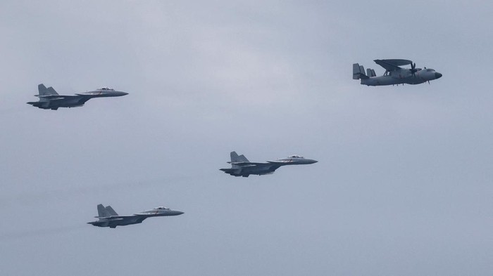 Langit Beijing Dipenuhi Jet Tempur J-15 dan KJ-600 Saat Gladi Resik Parade Militer Suasana langit Beijing dipenuhi gemuruh mesin pesawat tempur saat Tiongkok menggelar gladi resik parade militer, Minggu (24/8/2025). Atraksi udara ini menjadi persiapan menjelang peringatan 80 tahun berakhirnya Perang Dunia Kedua. REUTERS/Maxim Shemetov