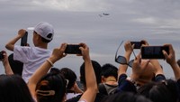 Kehadiran armada udara tersebut sontak menjadi pusat perhatian masyarakat yang memadati kawasan pusat kota. Banyak warga mengabadikan momen langka ini dengan ponsel mereka, terutama ketika pesawat melintas rendah di atas landmark ikonik Beijing. REUTERS/Maxim Shemetov