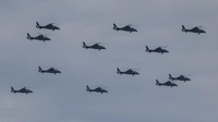 J-15 dan Xian KJ-600 terbang dalam formasi selama latihan flypast menjelang parade militer untuk menandai peringatan 80 tahun berakhirnya Perang Dunia Kedua, di Beijing, Tiongkok, Minggu (24/8/2025). REUTERS/Maxim Shemetov