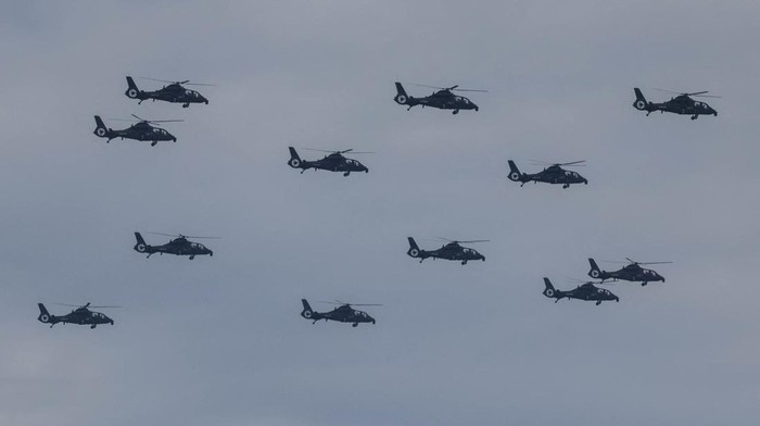 Langit Beijing Dipenuhi Jet Tempur J-15 dan KJ-600 Saat Gladi Resik Parade Militer Suasana langit Beijing dipenuhi gemuruh mesin pesawat tempur saat Tiongkok menggelar gladi resik parade militer, Minggu (24/8/2025). Atraksi udara ini menjadi persiapan menjelang peringatan 80 tahun berakhirnya Perang Dunia Kedua. REUTERS/Maxim Shemetov