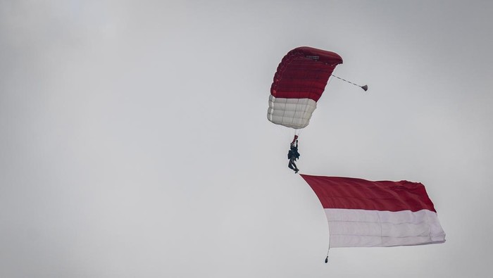 Langit Jakarta Merah Putih, Kopassus Suguhkan Atraksi Terjun Payung di Merdeka Run 2025 Prajurit Kopassus TNI AD beraksi di udara saat terjun payung rangkaian Merdeka Run 2025 di kawasan Monumen Nasional (Monas), Jakarta, Minggu (24/8/2025). Atraksi yang melibatkan sebanyak 10 penerjun payung dari Kopassus TNI AD tersebut untuk memeriahkan Merdeka Run 8.0 K 2025 dan sebagai hiburan masyarakat setempat dalam rangka HUT ke-80 Kemerdekaan Republik Indonesia. ANTARA FOTO/Bayu Pratama S