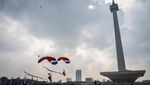 Langit Jakarta Merah Putih, Kopassus Suguhkan Atraksi Terjun Payung di Merdeka Run 2025