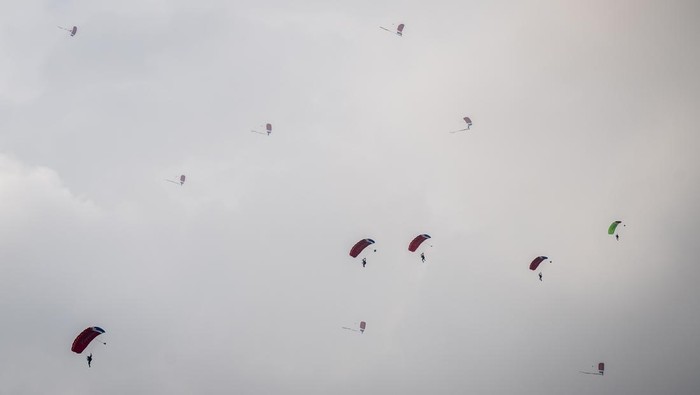 Langit Jakarta Merah Putih, Kopassus Suguhkan Atraksi Terjun Payung di Merdeka Run 2025 Prajurit Kopassus TNI AD beraksi di udara saat terjun payung rangkaian Merdeka Run 2025 di kawasan Monumen Nasional (Monas), Jakarta, Minggu (24/8/2025). Atraksi yang melibatkan sebanyak 10 penerjun payung dari Kopassus TNI AD tersebut untuk memeriahkan Merdeka Run 8.0 K 2025 dan sebagai hiburan masyarakat setempat dalam rangka HUT ke-80 Kemerdekaan Republik Indonesia. ANTARA FOTO/Bayu Pratama S