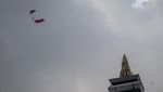 Langit Jakarta Merah Putih, Kopassus Suguhkan Atraksi Terjun Payung di Merdeka Run 2025