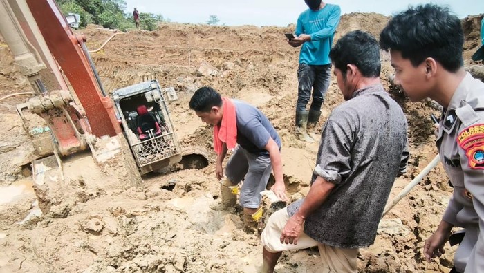 Lokasi kepala pekerja tambang yang tertimbun longsor ditemukan.