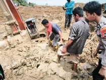 Tim SAR Kembali Temukan Bagian Tubuh Pekerja Timah yang Tertimbun Longsor