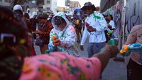 Acara dimulai sejak fajar dengan tradisi J’Ouvert, sebuah perayaan yang menandai pembukaan karnaval dengan musik, tarian, dan warna-warni kostum yang mencolok. REUTERS/Toby Melville