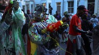 Pengunjung tidak hanya menikmati hiburan visual, tetapi juga ikut merasakan energi musik soca dan calypso yang menghentak sepanjang pagi. REUTERS/Toby Melville