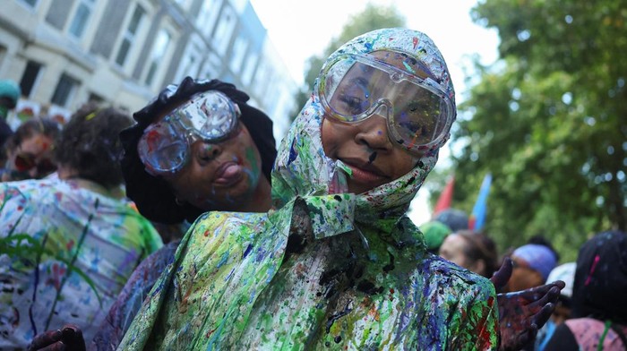London Sambut Fajar dengan Karnaval Notting Hill yang Penuh Warna London, Minggu (24/8/2025), dipenuhi keceriaan saat ribuan pengunjung memadati jalanan untuk merayakan Karnaval Notting Hill 2025. Acara dimulai sejak fajar dengan tradisi JβOuvert, sebuah perayaan yang menandai pembukaan karnaval dengan musik, tarian, dan warna-warni kostum yang mencolok. REUTERS/Toby Melville