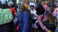 Karnaval Notting Hill, yang menjadi salah satu festival budaya terbesar di Eropa, tidak hanya menghadirkan hiburan, tetapi juga menjadi simbol keberagaman dan inklusivitas London. Perayaan ini sekaligus mengingatkan publik akan akar budaya Karibia yang membentuk identitas kota dan memperkaya pengalaman warganya. REUTERS/Toby Melville
