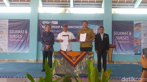 Made Mangku Pastika (paling kiri) menghadiri penandatanganan nota kesepahaman antara PT BIBU Panji Sakti dengan Yayasan Mandara Sejati di Buleleng, Minggu (24/8/2025). (Foto: Made Wijaya Kusuma/detikBali)