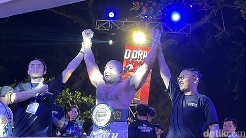 Made Muliawan Arya alias De Gadjah menang KO atas Bram The Killer dalam ajang tinju No Drama Reborn di Seminyak, Badung, Bali, Minggu (24/8/2025). (Foto: Rizki Setyo/detikBali)