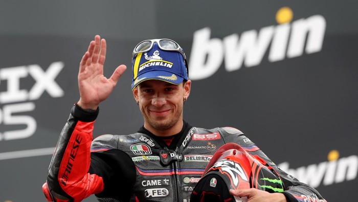MotoGP - Austrian Grand Prix - Red Bull Ring, Spielberg, Austria - August 17, 2025 Aprilia Racings Marco Bezzecchi celebrates on the podium after finishing third place in the Austrian MotoGP REUTERS/Gintare Karpaviciute