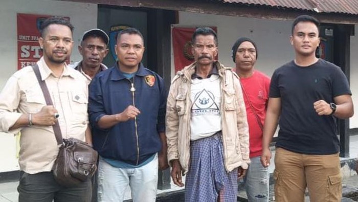 Matias Mali (ketiga dari kiri), pelaku penikaman terhadap istrinya di Belu, NTT, saat diamankan di kediamannya, Sabtu (23/8/2025). (Dok. Polres Belu)