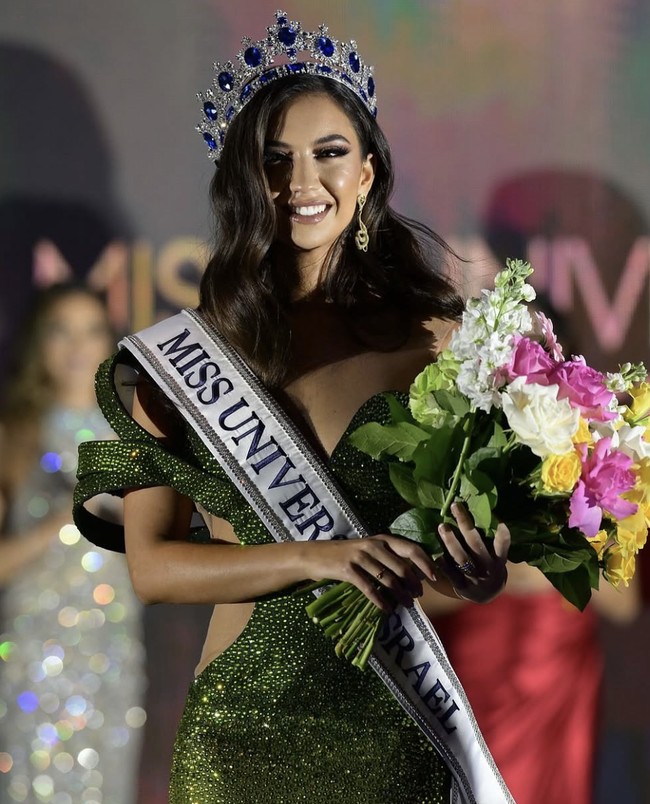 Wanita 26 tahun itu mewakili wilayah Caesarea, resmi dinobatkan di Hilton Miami Aventura Hotel, Florida. Ia akan melanjutkan langkahnya untuk mewakili Israel di ajang Miss Universe 2025 yang digelar di Thailand pada November mendatang. Foto: dok. Instagram @melanieshiraz