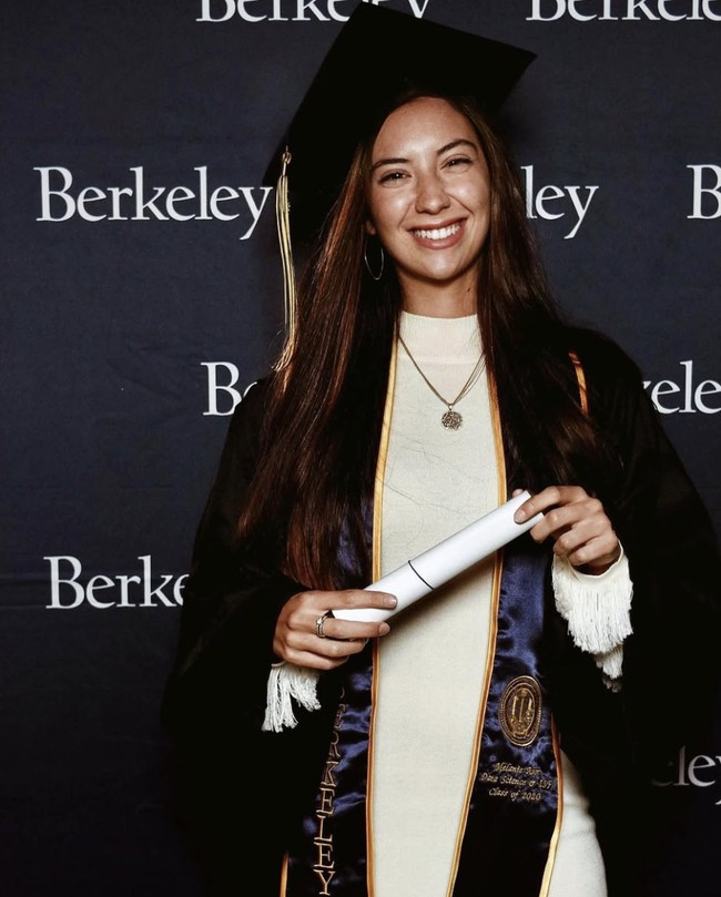 Shiraz sendiri lahir di Israel, lalu tumbuh di Amerika Serikat hingga menamatkan studi di University of California, Berkeley, dengan gelar di bidang ilmu data dan kajian interdisipliner terkait politik serta masyarakat Israel. Ia kemudian kembali ke Tel Aviv beberapa tahun lalu dan aktif dalam berbagai kegiatan sosial. Meskipun banjir kritik, Shiraz menegaskan akan tetap menggunakan panggung Miss Universe sebagai sarana untuk memperkenalkan Israel ke dunia. Foto: dok. Instagram @melanieshiraz