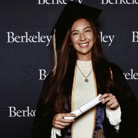 Shiraz sendiri lahir di Israel, lalu tumbuh di Amerika Serikat hingga menamatkan studi di University of California, Berkeley, dengan gelar di bidang ilmu data dan kajian interdisipliner terkait politik serta masyarakat Israel. Ia kemudian kembali ke Tel Aviv beberapa tahun lalu dan aktif dalam berbagai kegiatan sosial. Meskipun banjir kritik, Shiraz menegaskan akan tetap menggunakan panggung Miss Universe sebagai sarana untuk memperkenalkan Israel ke dunia. Foto: dok. Instagram @melanieshiraz