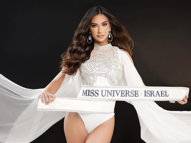 “Saya melihat banyak komentar kebencian dan pro-Palestina, tetapi itu tidak mengganggu saya. Saya tidak di sini untuk melawan para pembenci. Saya ingin menunjukkan kepada dunia siapa saya dan siapa Israel, serta berharap dapat mengubah pandangan mereka melalui tindakan, bukan kata-kata,” tegasnya. Foto: dok. Instagram @melanieshiraz